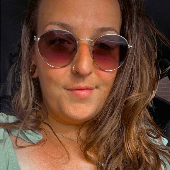 Meet your Posher, Danielle - Picture 1 of 1